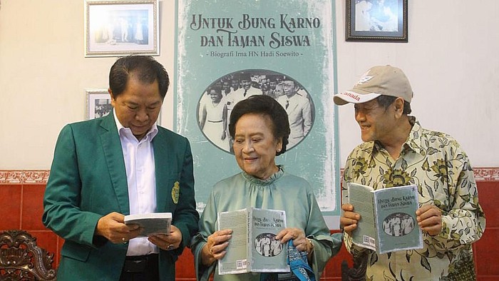 Momen Peluncuran Buku Bung Karno dan Taman Siswa Sebuah buku bertajuk 'Bung Karno dan Taman Siswa' diluncurkan hari ini, Sabtu (28/5) di Jakarta. Biografi tersebut mengangkat perjuangan hidup anak manusia.