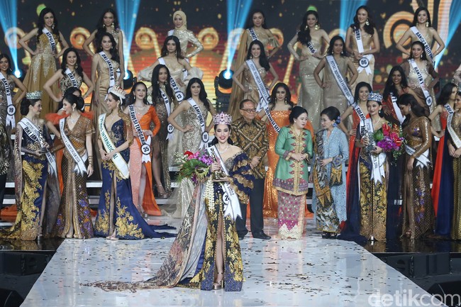 Laksmi Shari De Neefe Suardana terpilih sebagai pemenang Puteri Indonesia 2022 dalam malam grand final yang digelar di Jakarta Convention Center, Senayan, Jumat (27/5/2022) malam. Laksmi dimahkotai oleh Puteri Indonesia 2020 Rr Ayu Maulida. Dia mendapat mahkota baru yaitu Mahkota Borobudur. Foto: Grandyos Zafna