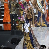 Senyum bahagia terpancar dari wajah Laksmi Shari De Neefe Suardana. 