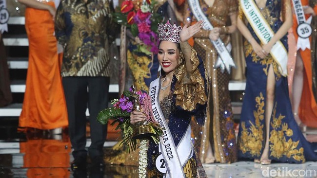 Senyum bahagia terpancar dari wajah Laksmi Shari De Neefe Suardana. 