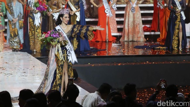 Terpilih sebagai pemenang Putri Indonesia 2022, Laksmi mengalahkan dua rekannya yang melaju ke babak top 3. Mereka adalah Cindy May McGuire dan Adinda Chresheilla.