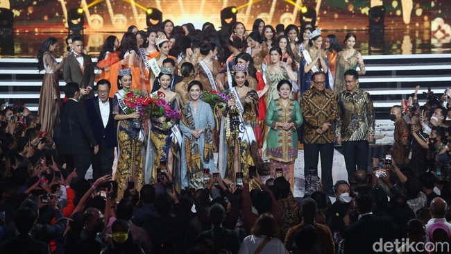 Adinda Chresheilla dari Jawa Timur terpilih sebagai Runner Up 2 Puteri Indonesia 2022 sekaligus Puteri Indonesia Pariwisata 2022. Sedangkan Cindy May McGuire menjadi pemenang 1st Runner Up Puteri Indonesia 2022 sekaligus Puteri Indonesia Lingkungan 2022.