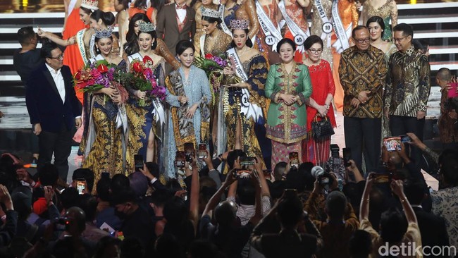 Malam puncak Puteri Indonesia 2022 turut dimeriahkan dengan kehadiran tiga ratu kecantikan dunia, yakni Miss Universe 2021 HarnaazSandhu, 1st Runner Up Miss Supranational 2021 Karla Guilfu Acevedo dan Miss International 2019 Sireethorn Leearamwat.