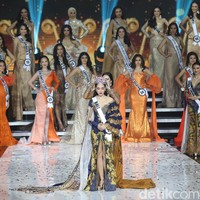 Ini momen saat Laksmi Shari De Neefe Suardana meraih mahkota Puteri Indonesia 2022.