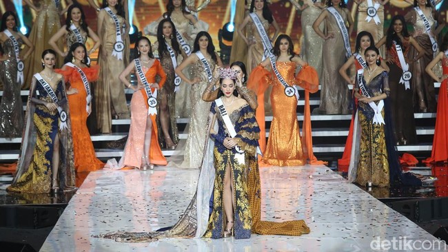 Ini momen saat Laksmi Shari De Neefe Suardana meraih mahkota Puteri Indonesia 2022.