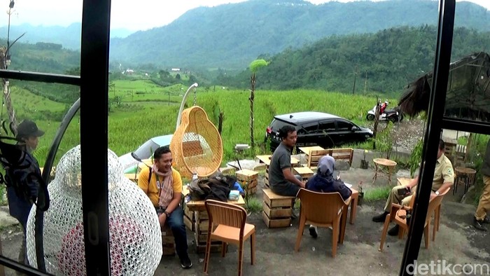 Naksir Kopi, tempat ngopi yang menyuguhkan aneka kopi lokal dengan pemandangan sawah di daerah pegunungan, Banjarnegara, Sabtu (28/5/2022).