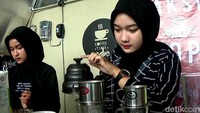 Tidak hanya pemandangannya saja, aneka rasa kopi lokal di Naksir Kopi juga sayang dilewatkan. Di sini tersedia racikan kopi robusta maupun kopi arabika. Foto: Uje Hartono/detikJateng