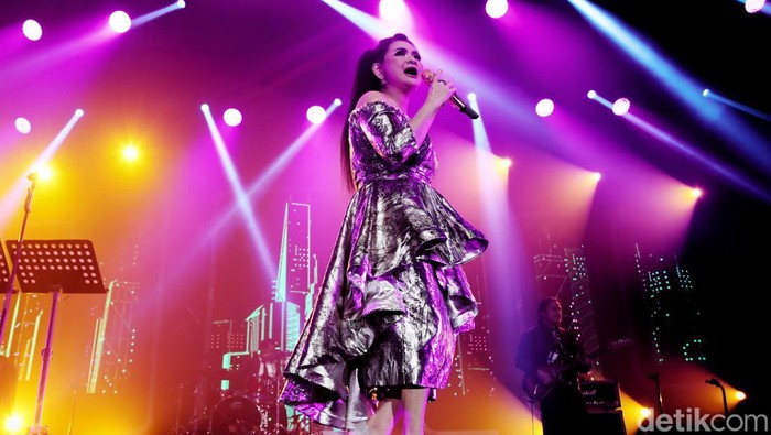 Harmoni Java Jazz 2022 belum usai, ada Vina Panduwinata yang sukses mengajak penonton untuk nostalgia bareng lewat lagu-lagu yang dibawakan.
