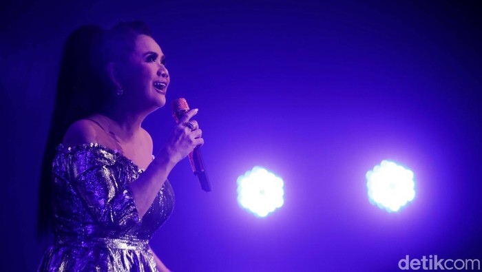 Harmoni Java Jazz 2022 belum usai, ada Vina Panduwinata yang sukses mengajak penonton untuk nostalgia bareng lewat lagu-lagu yang dibawakan.