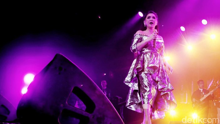 Harmoni Java Jazz 2022 belum usai, ada Vina Panduwinata yang sukses mengajak penonton untuk nostalgia bareng lewat lagu-lagu yang dibawakan.