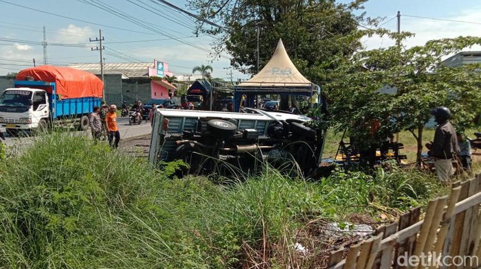 Olah TKP kecelakaan maut akibat balapan pikap di Probolinggo