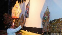 Pagelaran wayang menyambut WSL Banyuwangi/Foto: Ardian Fanani/detikJatim
