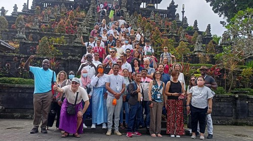 para delegasi GPDRR saat melakukan foto bersama di Pura Agung Besakih, Sabtu (28/5/2022)