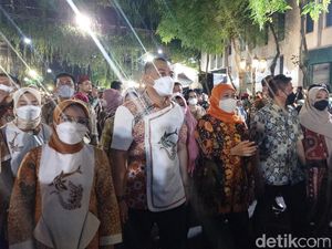 Parade Budaya, Khofifah Doakan Warga Sehat Lahir Batin Serta Dompetnya