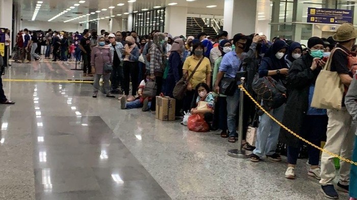 Penampakan Antrean di Stasiun Manggarai