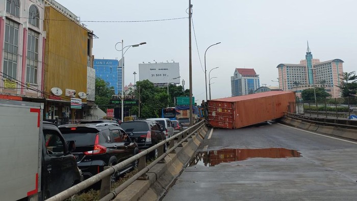 Penampakan truk kontainer terguling hingga tutupi jalan di Jakbar (Anggi/detikcom)
