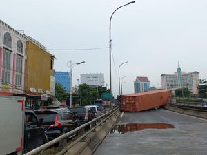 Penampakan Truk Terguling Melintang di Jakbar hingga Tutupi Jalan
