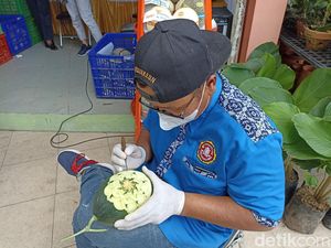 Kisah Pengukir Buah Blitar, Dibayar Pakai Kopi hingga Dapat Cuan