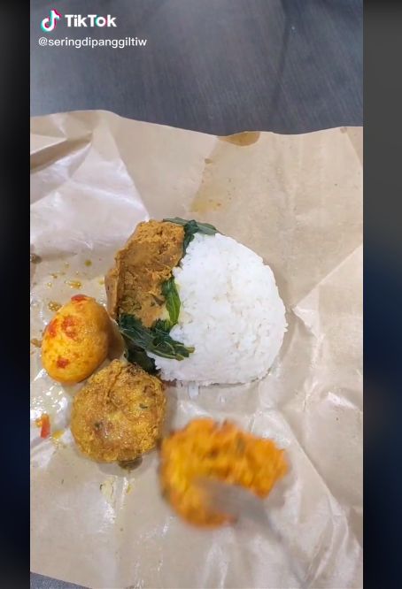 Percobaan makan nasi Padang pakai pisau dan garpu