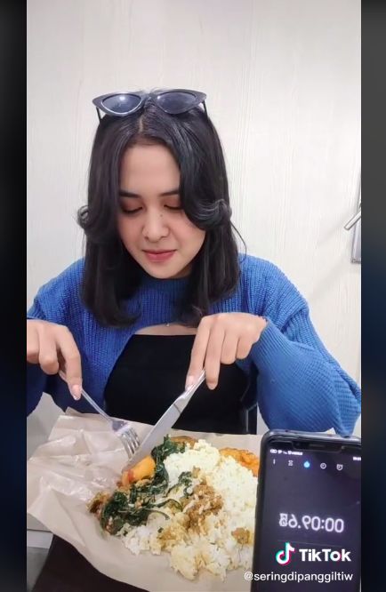 Percobaan makan nasi Padang pakai pisau dan garpu