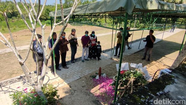 Peziarah di makam Buya Syafii Maarif di Taman Husnul Khotimah, Dusun Dukuh, Kalurahan Donomulyo, Kapanewon Nanggulan, Kulon Progo, DIY, Sabtu (28/5/2022).