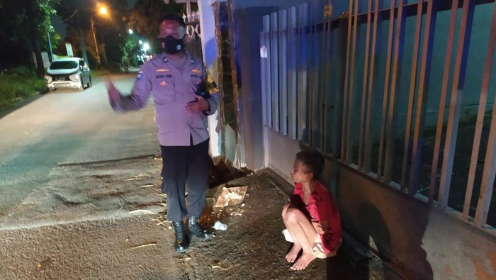 Polisi evakuasi wanita paruh baya viral tergeletak