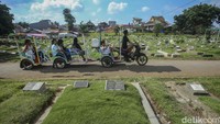Namun, tidak bagi sebagian warga Jakarta yang menjadikan makam sebagai tempat beraktivitas. Nampak sebuah odong-odong motor melintas di TPU Kober, Jakarta Timur. 