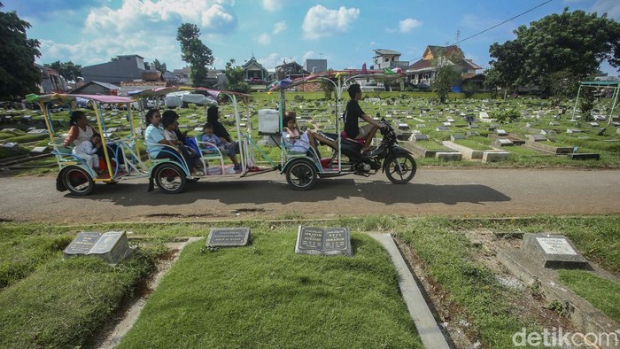 Hiruk pikuk metropolitan terlihat dari gedung-gedung yang menjulang tinggi. Siapa sangka, di balik penatnya Ibu Kota masih ada permukiman yang memprihatinkan. Ini potretnya.