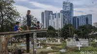 Bahkan ada juga sejumlah anak kecil juga bermain layangan kala sore hari di Tempat Pemakaman Umum (TPU) Menteng Pulo, Jakarta Pusat.
