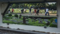 Meski bisa dibilang pekerjaannya kala itu menjadi risiko bagi keluarganya di rumah, namun para pasukan hijau tetap semangat dan kini pandemi pun semakin mereda. Permasalahan di TPU Jakarta saat ini ialah krisis lahan, salah satunya di TPU Semper, Jakarta Utara yang hanya menyisakan belasan lubang untuk unit Kristen. 
