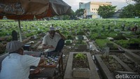 Tak ketinggalan orang tua juga beradu ketangkasan dalam bermain catur sembari menunggu waktu bedug maghrib. Hal itu dilakukan warga yang tinggal dekat dengan TPU yang telah terbiasa dan tak lagi takut, nampak seorang anak menginjak nisan saat mengambil bola yang keluar ke arah pemakaman.  