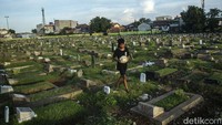Di TPU lain sebagian lahan makam digunakan anak-anak untuk berolahraga yaitu dengan bermain sepak bola, lahan Ibu Kota yang terus menghimpit akibat pembangunan membuat anak-anak mencari lahan bermainnya sendiri.