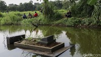 Di Jakarta Selatan tepatnya TPU Tanah Kusir warga asyik memancing di area makam yang terendam. Hal itu telah dilakukan sejak bertahun-tahun lamanya, tanah area makam yang rendah dan kerap terendam dijadikan tempat pemancingan dadakan. 