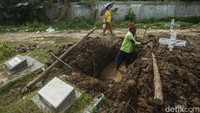 Lain hal dengan Didit dan rekan–rekannya, mereka menjadikan TPU sebagai “Kantor” tempat mereka mencari rezeki. Ia dan kawan-kawannya saling bergantian dalam menggali liat lahat, Didit yang telah berprofesi sebagai penggali kubur ini tak pernah memiliki cita-cita akan seperti ini. Hanya saja pada tahun 2003 ia tak lagi memiliki pilihan dan menerima upah puluhan ribu rupiah sekali menggali lubang kubur di TPU Semper, Jakarta Utara. 