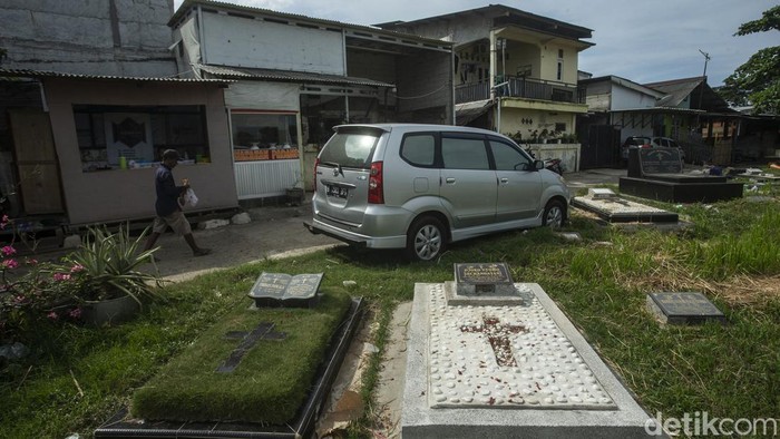 Potret Permukiman di Sisi Pembaringan Hiruk pikuk metropolitan terlihat dari gedung-gedung yang menjulang tinggi. Siapa sangka, di balik penatnya Ibu Kota masih ada permukiman yang memprihatinkan. Ini potretnya.
