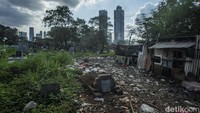 Lain hal jika di TPU Menteng Pulo ada pula makam yang berdekatan dengan sampah yang berceceran. Liang kubur yang terbuka justru dijadikan tempat untuk membakar sampah, nampak asap bakaran sampah keluar dari liang kubur. 