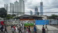 Pada era Jokowi–Ahok ia bersyukur pekerjaannya seakan naik derajat dengan baju hijau yang dipakainya saat bekerja, bukan hanya itu gajinya pun disesuaikan dengan Upah Minimum Regional (UMR). Puluhan tahun bekerja menjadi penggali kubur pengalaman terberat dialami saat harus membantu memakamkan jenazah covid-19 di TPU Rorotan, kala itu ia harus bekerja ekstra tanpa bayaran lembur guna membantu masyarakat. Kehidupan di dunia hanyalah sementara, mereka yang terbaring di tanah tak dapat berkata dengan aktivitas yang dilakukan manusia di dunia. 