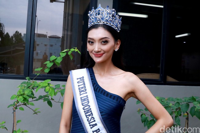 Selanjutnya, 2nd Runner Up Puteri Indonesia 2022 atau Puteri Indonesia Pariwisata 2022 adalah Adinda Chresheilla, dari Jawa Timur. Dia akan menjadi wakil Indonesia di Miss Supranational 2022. Sarjana Sosial dari Universitas Indonesia & Bachelor of Communication, Deakin University, Melbourne itu merupakan seorang model dan pengusaha. Foto: Rafida Faradhian.