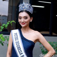Selanjutnya, 2nd Runner Up Puteri Indonesia 2022 atau Puteri Indonesia Pariwisata 2022 adalah Adinda Chresheilla, dari Jawa Timur. Dia akan menjadi wakil Indonesia di Miss Supranational 2022. Sarjana Sosial dari Universitas Indonesia & Bachelor of Communication, Deakin University, Melbourne itu merupakan seorang model dan pengusaha. Foto: Rafida Faradhian.