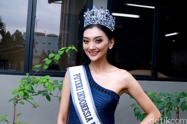 Anak ketiga dari empat bersaudara ini tumbuh besar dalam budaya keluarga yang sangat maskulin. Sebagian besar dari keluarga Dinda adalah pembalap mobil, jadi masa kecilnya dihabiskan untuk menemani dan menonton ayah dan kakak saya di sirkuit. Wanita yang memiliki hobi bermain basket, tenis, badminton dan juga menyanyi ini juga memiliki banyak prestasi seperti Pertunjukan Teater Terbaik, FISIP UI (2015), Presentasi Terbaik untuk Kampanye Google Allo (2017), Juara 1 UI Basketball CUP (2016&2017) Universitas Indonesia, Penerima Beasiswa Fakultas (2017) Deakin University, Penerima Beasiswa Wakil Rektor (2019 ), Valedictorian Jurusan, Universitas Indonesia (2019), Puteri Indonesia Jawa Timur 2022. Foto: Rafida Faradhian.