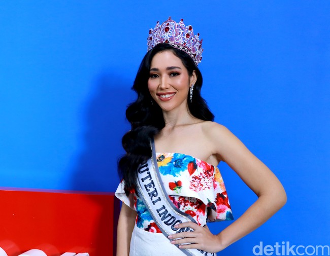 Laksmi bercerita sewaktu kecil dirinya memang tidak asing dengan kontes Puteri Indonesia. Ia kerap menyaksikan kontes ini di televisi. Di rumah my mbok (asisten rumah tangga) bilang Oh mungkin Laksmi bakal jadi Puteri Indonesia berikutnya. Tapi setelah itu enggak pernah kepikiran. Jadi itu tidak pernah jadi mimpi saya, ujarnya. Kemudian pertemuan dengan perempuan-perempuan yang menyukai dunia beauty pageant membuatnya terpanggil buat turut serta. Mereka bilang, kamu seharusnya mencoba. Kami percaya kamu, kami pikir kamu bisa menang, ujarnya. Foto: Rafida Faradhian.