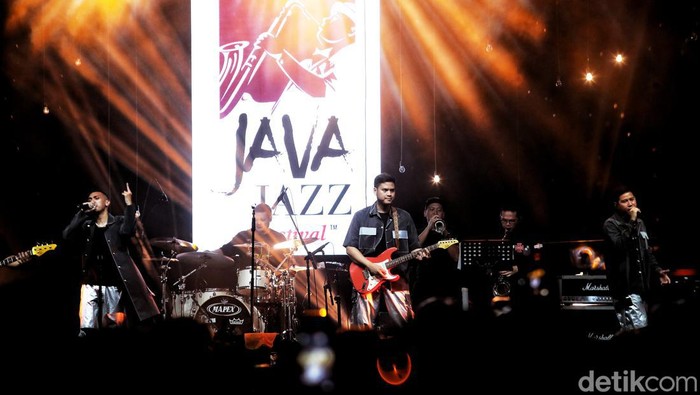 RAN di Java Jazz Bikin Penonton 'Dekat di Hati' Rayi, Asta, dan Nino sukses tampil di panggung Java Jazz 2022. Penampilannya yang khas membuat para penonton langsung jatuh hati.