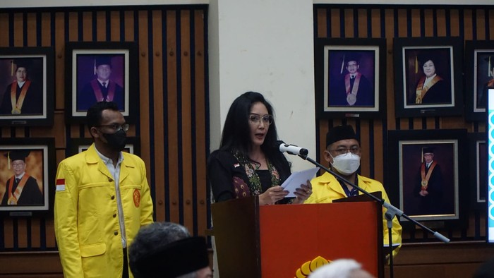 Rieke Diah Pitaloka Oneng lulus sidang sebagai Doktor Ilmu Komunikasi FISIP UI tercepat dengan nilai Cumlaude.