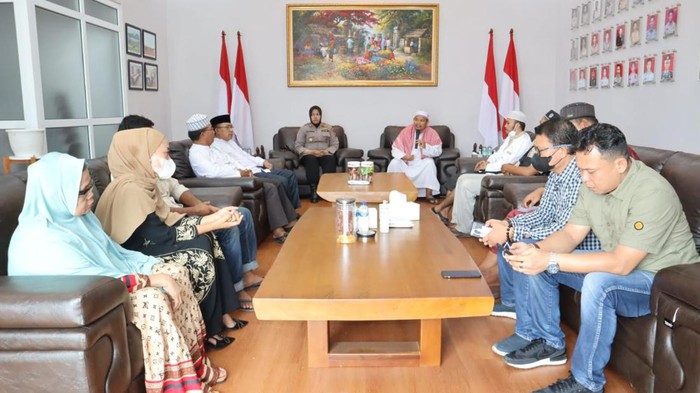 Riski Aulia (dua kiri) saat dipertemukan dengan tokoh agama dan pimpinan ormas Islam di Mapolres Asahan, Sabtu (28/5/2022).
