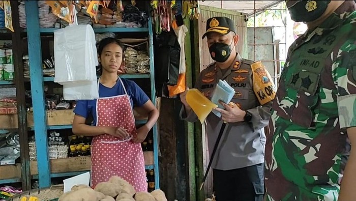 Satgas Pangan Blitar menggelar sidak minyak goreng di sejumlah pasar tradisional.
