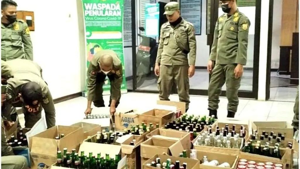 Satpol PP Kabupaten Bogor Sita Ratusan Botol Miras, Toko Penjual Disegel