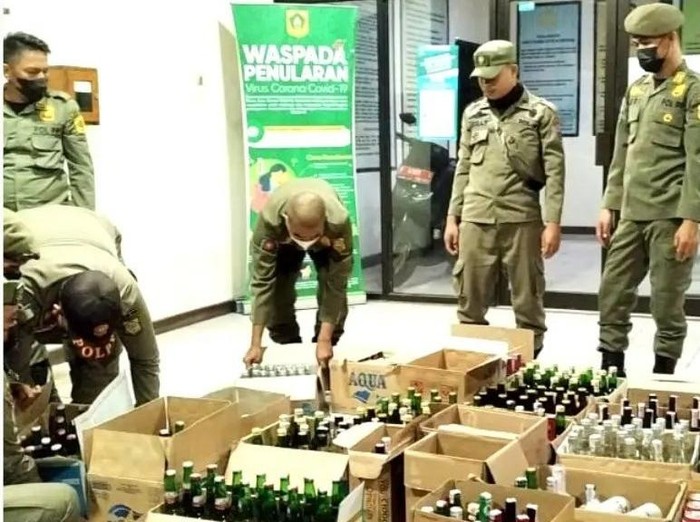 Satpol PP Kabupaten Bogor sita ratusan botol miras (dok. istimewa)