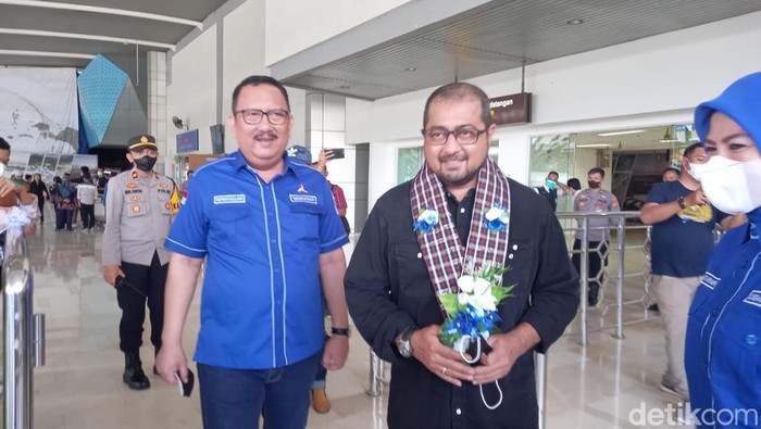 Sekjend DPP Demokrat Teuku Riefky Harsya tiba di Bandara Sultan hasanuddin Makassar untuk menghadiri pelantikan Demokrat Sulsel hari ini (detikSulsel/Darmawanti Adellia Adipradana).