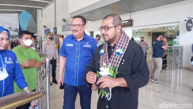 Sekjend DPP Demokrat Teuku Riefky Harsya tiba di Bandara Sultan hasanuddin Makassar untuk menghadiri pelantikan Demokrat Sulsel hari ini (detikSulsel/Darmawanti Adellia Adipradana).