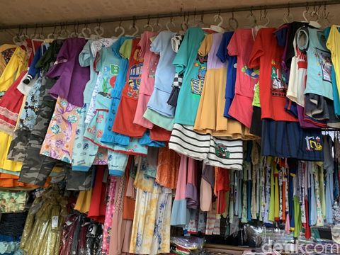 Sentra baju anak murah di Gang Pasantren, Jalan Pagarsih, Kota Bandung.